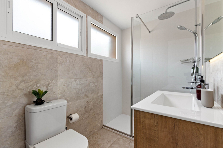 Bathroom 5, Stylish Stay With Pool & Sea Views, Málaga