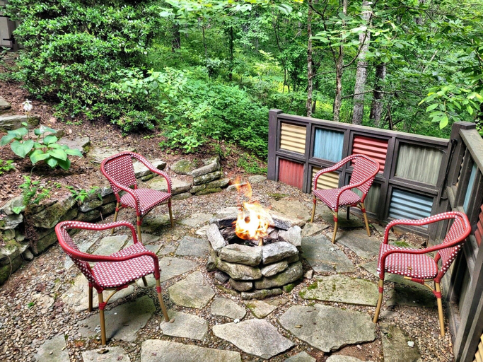 Interior 2, Hilltop Hideaway, Macon