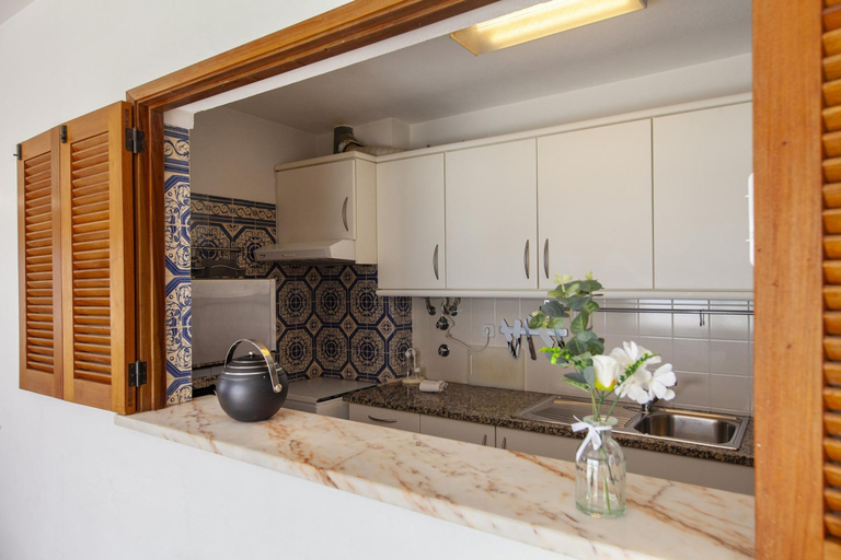 Room 5, B83 - Calheta Terrace View Apartment, Lagos