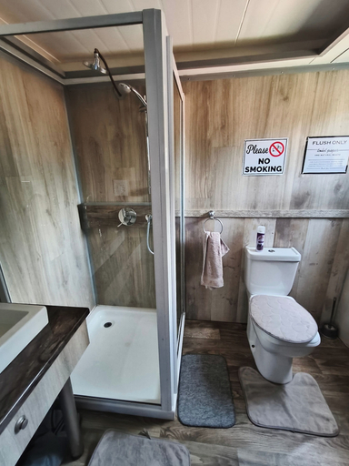 Bathroom 4, Lost Valley Farm Lodge, Bojanala