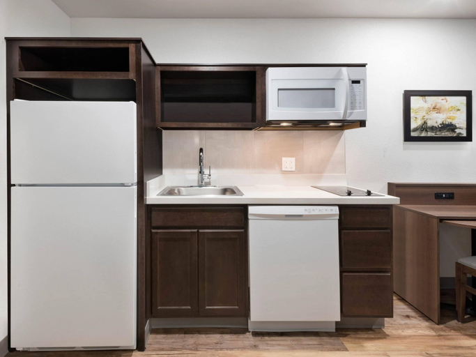 Room 4, WoodSpring Suites Cleveland North, Bradley