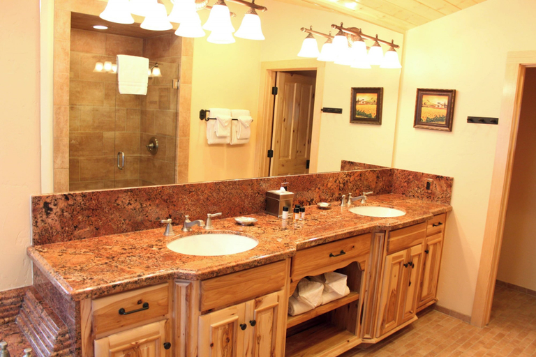 Bathroom 3, Grizzly Giant, Mariposa