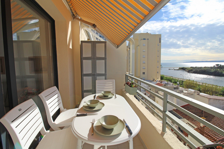 Outdoor dining 2, Modern Apartment With River Views, Girona