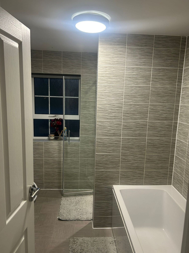 Room 4, Luxurious Majestic 4 Bedroom- Free Parking, Kent