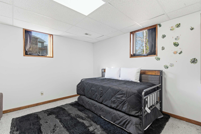 Room 4, Lakeside Brick Retreat For 8, Stone