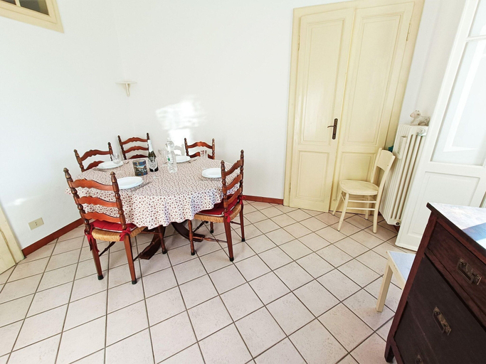 Dining 4, Charming Home by Lake With Scenic Trails, Varese