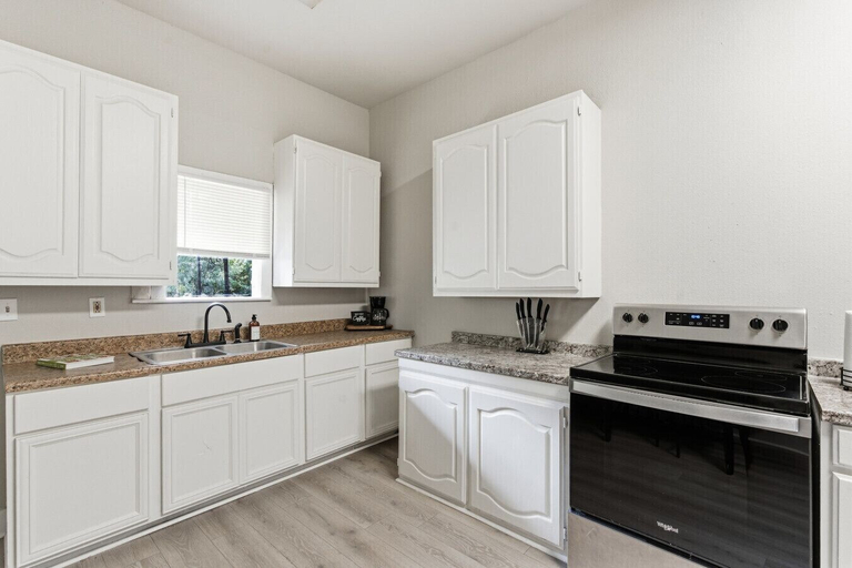 Room 5, Bright 2BR Duplex Mins to Downtown San Antonio, Bexar