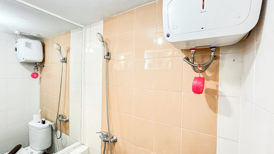 Bathroom 3, Cozy 2Br At Apartment Bassura City, Jakarta Timur