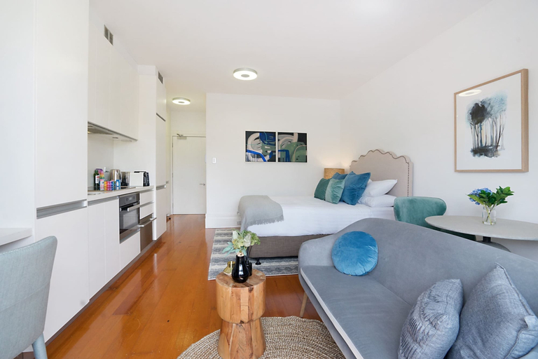 Others 5, Cozy Studio With Balcony in Unbeatable Location, Sydney