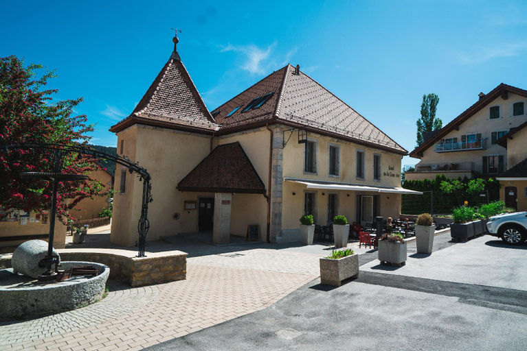 Exterior & Views