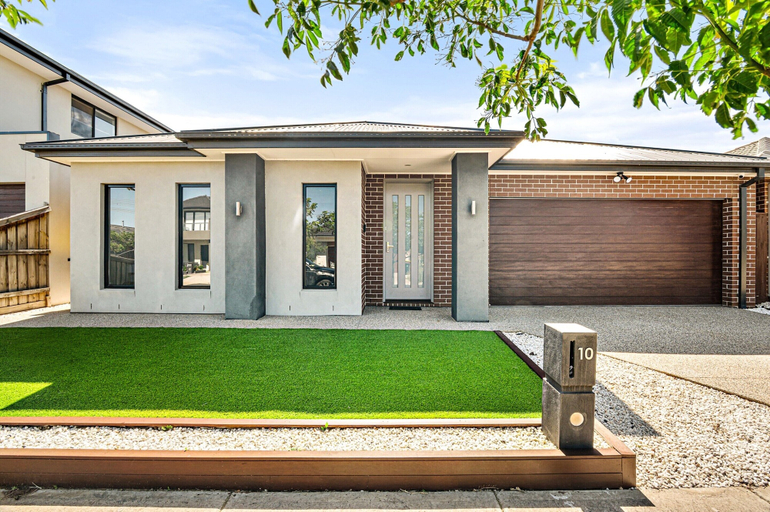 Reception 4, Spacious 4-bed Home With Private Outdoor Area, Melton - East