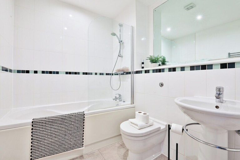 Bathroom 5, Just Stay Wales Beautiful 1 Bed Flat - Marina View, Swansea