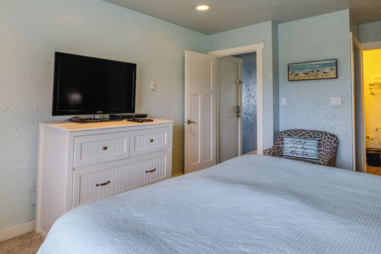Room 3, Sea Gypsy Rentals, Lincoln