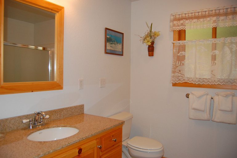 Bathroom 3, 9N Fox Hollow, Mariposa