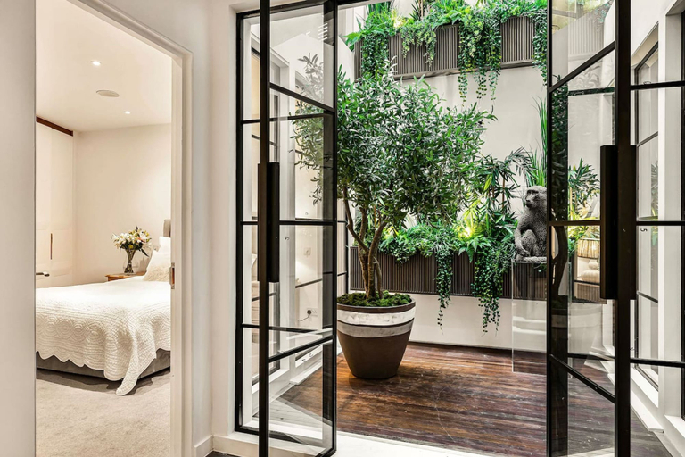 Room 3, Luxury 3BR Mews Home w Courtyard AC Terrace, London