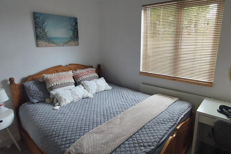 Room 3, Couples/business/family- Wifi- Parking- Sleeps 2, Coventry