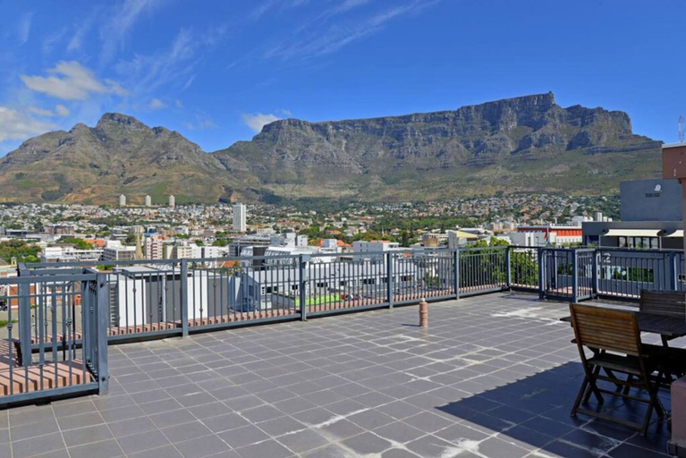 Room 4, Modern En-suite Room Rooftop Terrace Central, City of Cape Town