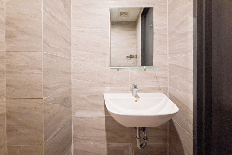 Bathroom 3, Comfortable Studio At Apartment Collins Boulevard, Tangerang