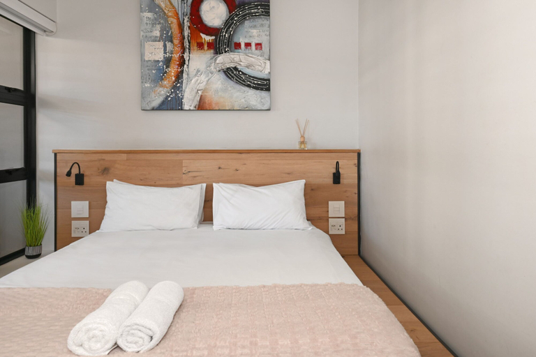Room 2, One Bedroom Green Point Spacious, City of Cape Town