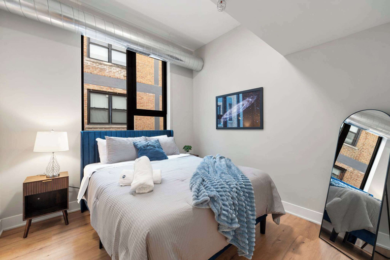 Room 5, Edgewater Modern 2BR Steps to Lake City Views, Cook