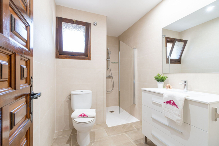 Bathroom 2, Relaxing Garden Villa - Ideal for Families, Girona