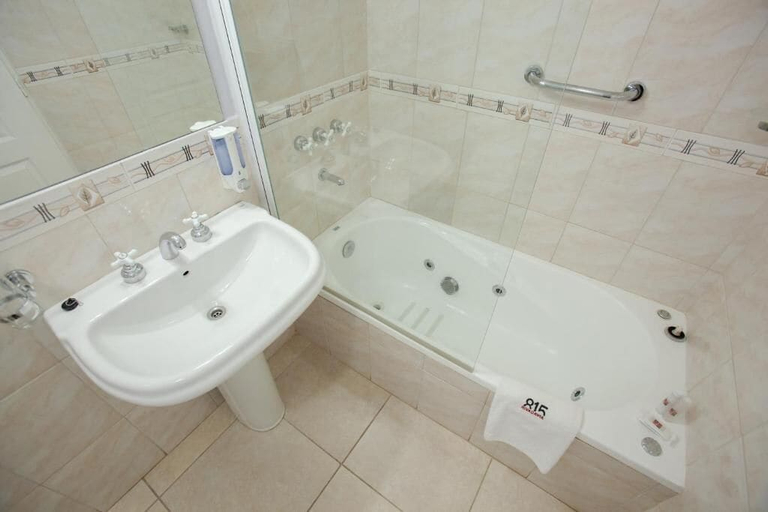 Bathroom 3, Apart Hotel Rivadavia 815, Confluencia