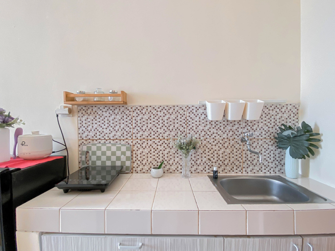 Private kitchen 3, Cozy And Neat Studio At Dave Apartment, Depok