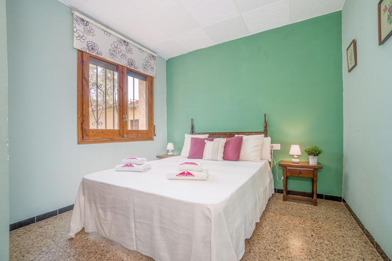 Room 3, Relaxing Garden Villa - Ideal for Families, Girona