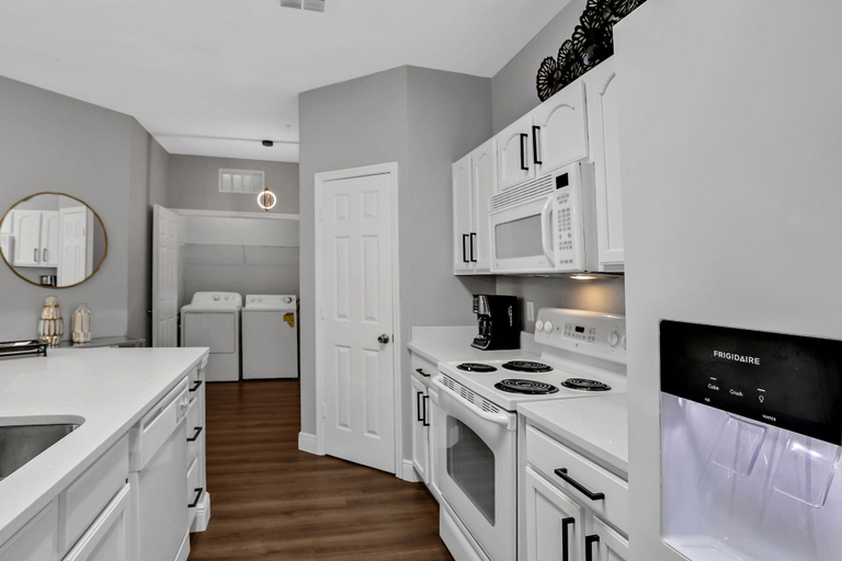 Private kitchen 5, 3bd/2ba Elegant Condo With Resort Access, Osceola