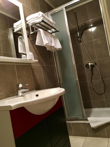Bathroom 5, Hotel Belle Fontainebleau, Seine-et-Marne