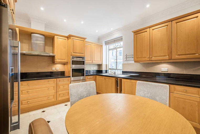 Room 3, Luxury 3BR Mayfair Apartment Near Green Park, London