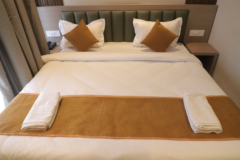 Room 2, Hotel Vivaan - Walk to Banke Bihari Temple, Mathura
