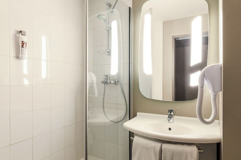 Bathroom 4, ibis Massy, Essonne