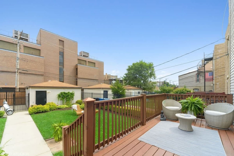 Room 1, Spacious 3BR Home by United Center w Deck Yard, Cook