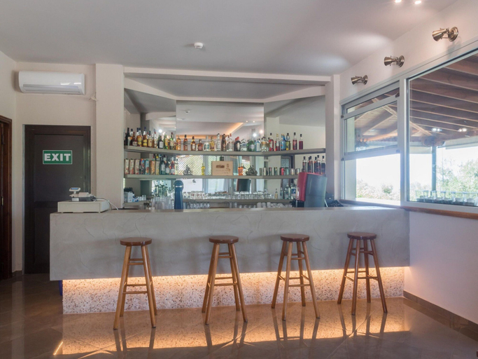 Dining 2, Apartment in Gerakini With Pool, Central Macedonia