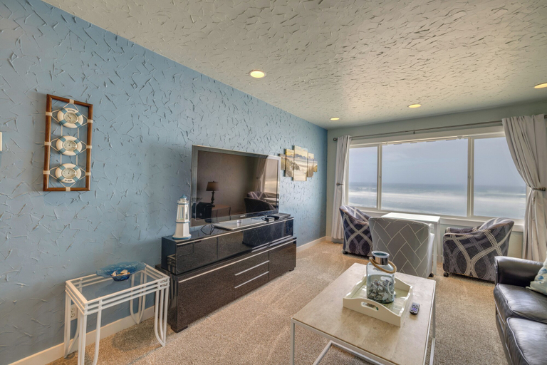 Living area 4, Sea Gypsy Rentals, Lincoln