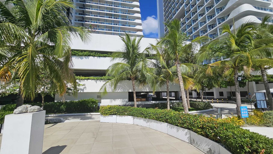 Property entrance, OYO 1143 The Emgrand Azure North, San Fernando City