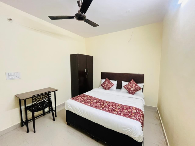 Room 5, Roomshala Hotel Crown, Delhi