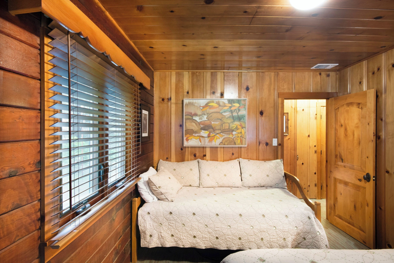 Interior 2, Sugar Pine Suite, Mariposa