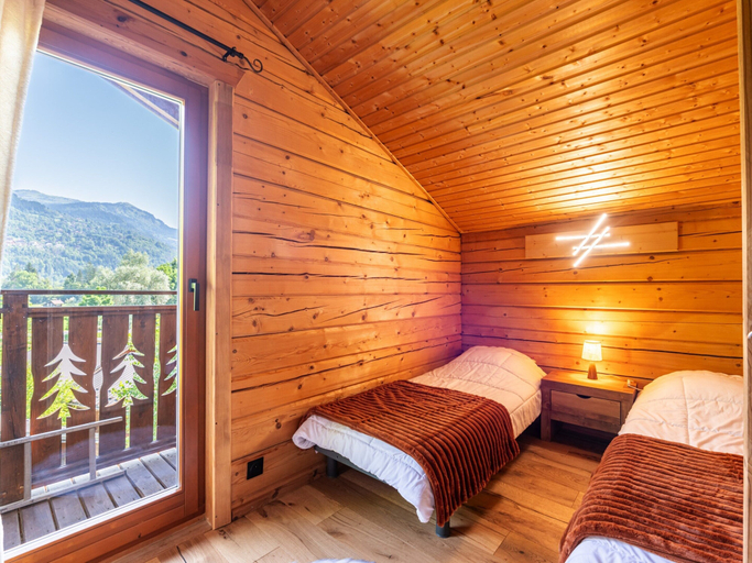 Room 3, Chalet in Morillon with Sauna & Mountain Views, Haute-Savoie