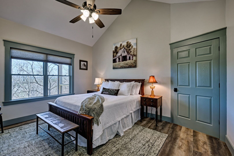 Interior 5, The Owlery, Walk to Town, Macon