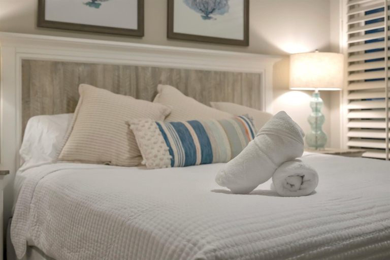 Room 5, Beachfront With Private Balcony Heated Pool and Spa, Manatee