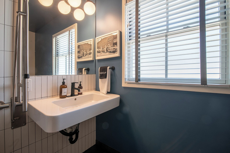 Bathroom 4, Talbot Commons Hotel, Williamson