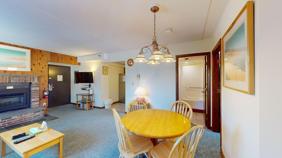 Interior 3, Mt Green 2-e06, Rutland