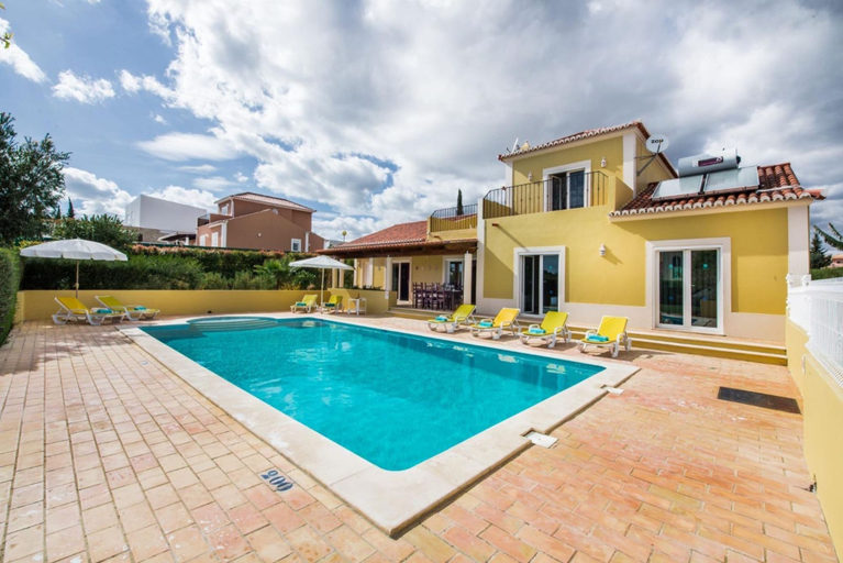 Room 3, Amapola in Quelfes With 4 Bedrooms and 4 Bathrooms, Olhão