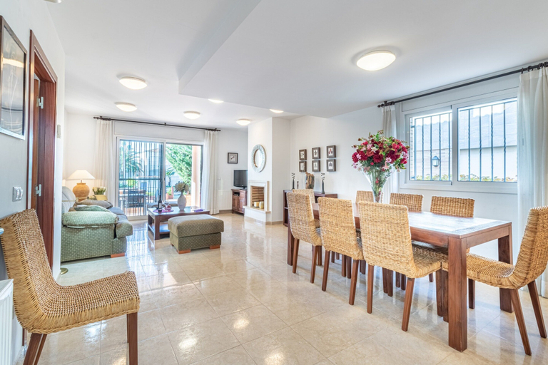 Dining 5, Villa in Empuriabrava With Private Pool, Girona