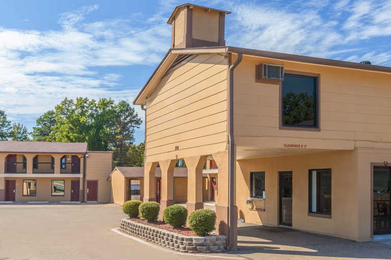 Exterior 3, Mount Pleasant INN, Titus