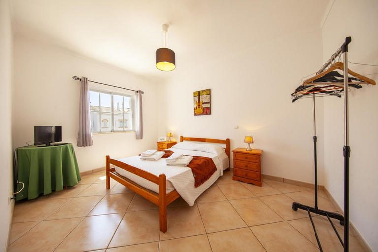 Room 2, FF 02 - Bedroom 2 in Sea Breeze Guesthouse, Lagos