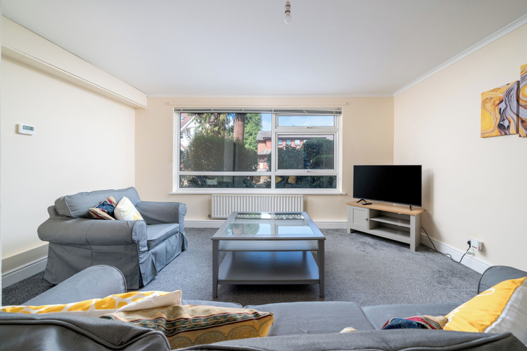Living area 5, Redhill Holiday Home Sleeps 4 - Parking, Surrey