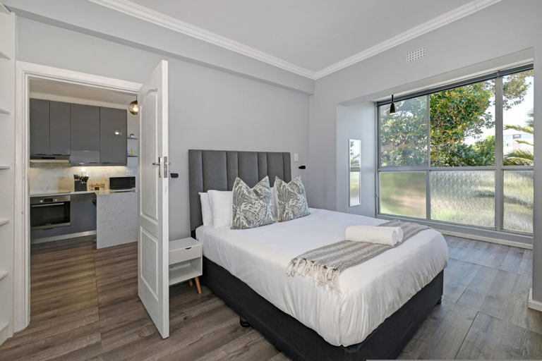 Room 5, Modern Two Bed Central Green Point Stadium, City of Cape Town